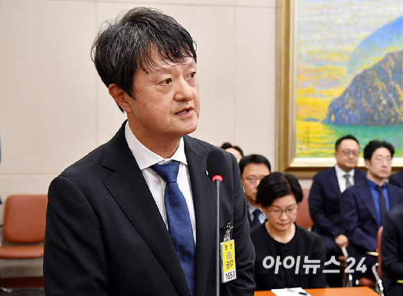 박현진 KT 부사장이 12일 서울 여의도 국회에서 열린 정무위원회의 공정위 등에 대한 국정감사에서 질의에 답변하고 있다. [사진=곽영래 기자]
