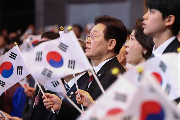 이재명 대통령이 1일 서울 강남구 코엑스에서 열린 제107주년 3&middot;1절 기념식에서 기념사를 하고 있다. 2026.3.1 [청와대통신사진기자단] [사진=연합뉴스]