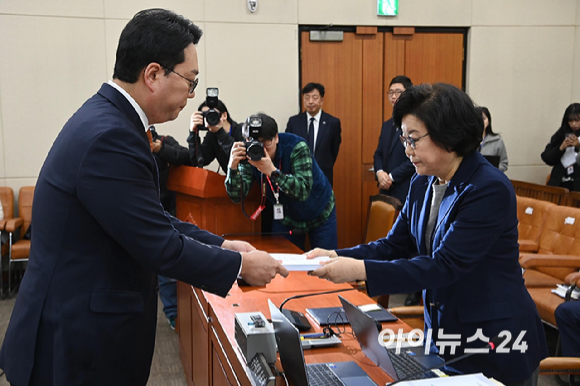 이혜훈 기획예산처 장관 후보자가 23일 오전 서울 여의도 국회 재정경제기획위원회에서 열린 인사청문회에서 천하람 개혁신당 의원에게 받은 비망록을 보고 있다. [사진=곽영래 기자]