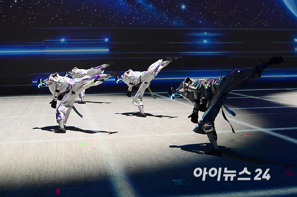 21일 오후 서울 강동구 고덕동에 위치한 로봇복합문화공간 'GALAXY ROBOT PARK'(갤럭시 로봇 파크) 그랜드 오픈 기자간담회가 열렸다. 로봇 아레나에서 로봇들이 공연을 선보이고 있다. [사진=정소희 기자]