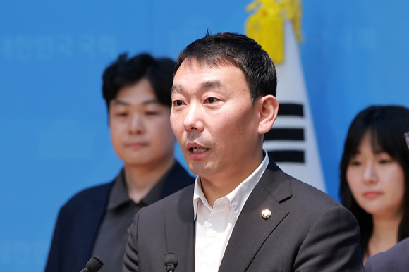 김용민 더불어민주당 의원이 16일 서울 여의도 국회 소통관에서 검찰 보완수사권 폐지와 관련해 수사&middot;기소 분리 대선 공약을 지켜달라고 촉구하는 기자회견을 하고 있다. [사진=연합뉴스]