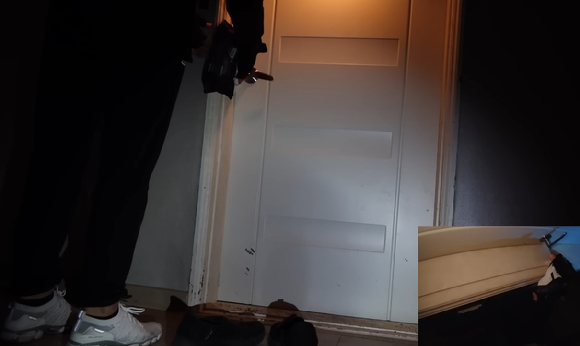 흉가 체험 유튜버가 폐리조트의 닫힌 방 안에서 시신을 발견해 경찰에 신고한 영상이 화제다. [사진=유튜브 '도사우치' 캡쳐]