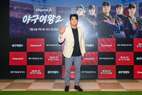 9일 오후 서울 여의도의 한 카페에서 열린 채널A 스포츠 예능 '야구여왕2' 제작발표회에서 추신수가 포토타임을 갖고 있다. [사진=채널A]
