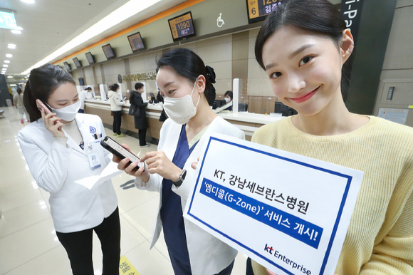 KT '엠디콜' 서비스가 도입된 강남세브란스병원에서 스마트폰을 통해 업무 연락을 하고 있다. [사진=KT]