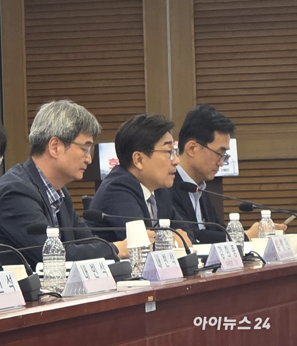 박주헌 동덕여대 경제학과 교수(가운데)가 16일 국회 의원회관에서 고동진 국민의힘 의원 주최로 열린 '이재명 정부가 발표한 호남 반도체의 허구와 실상-인(人)&middot;수(水)&middot;전(電) 관점에서 본 정책 실현 가능성' 토론회에서 전력 문제에 대해 언급하고 있다. [사진=박지은 기자]