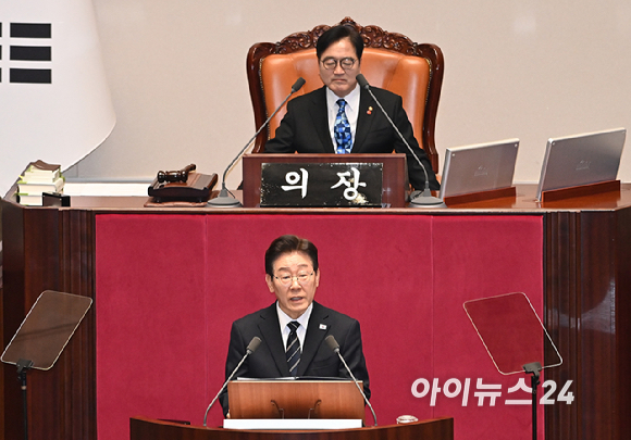 이재명 대통령이 2일 서울 여의도 국회 본회의장에서 중동 사태 대응 등을 위한 추가경정예산안에 대한 시정연설을 하고 있다. [사진=곽영래 기자]