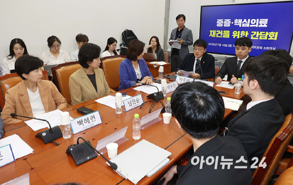 박주민 국회 보건복지위원장과 한성존 대한전공의협의회 비상대책위원장이 14일 서울 여의도 국회에서 열린 '중증 핵심의료 재건을 위한 간담회'에서 만나 이야기하고 있다. [사진=곽영래 기자]