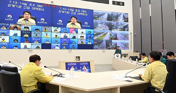 김광용 행정안전부 재난안전관리본부장이 13일 정부세종청사에서 집중호우 대비 관계기관 긴급 대책회의를 주재하고 있다. 2025.7.13 [사진=연합뉴스(행정안전부 제공)]