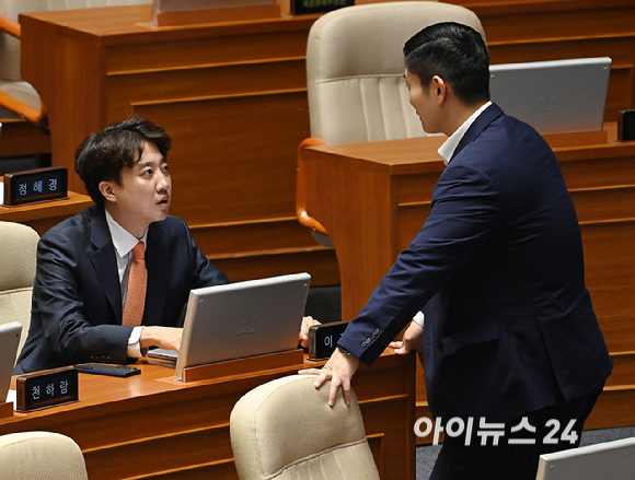 이준석 개혁신당 의원이 11일 서울 여의도 국회에서 열린 본회의에서 김재석 국민의힘 의원과 대화를 하고 있다. [사진=곽영래 기자]