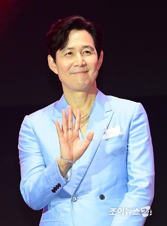 배우 이정재가 28일 오후 서울시청 앞 서울광장에서 열린 넷플릭스·서울특별시 공동주최 2025 K콘텐츠 서울여행주간 '오징어 게임​' 시즌3 피날레 이벤트에 참석하고 있다. [사진=정소희 기자]