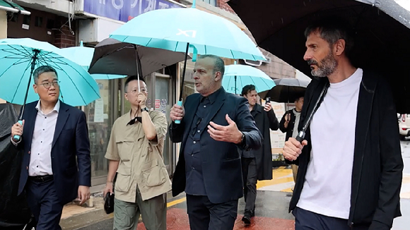 데이비드 치퍼필드 아키텍츠 소속 담당임원과 GS건설 관계자들이 성수1지구 현장을 둘러보고 있다. [사진=GS건설]