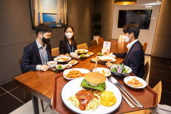 한국투자증권 직원들이 27일 'ESG 비건데이'를 맞아 구내식당에서 채식 위주 식단으로 식사를 하고 있다. [사진=한국투자증권]