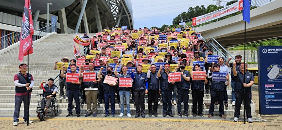 지난달 25일 미르스타디움에서 열린 오광환 회장 사퇴 촉구 집회. [사진=용인특례시공무원노동조합]