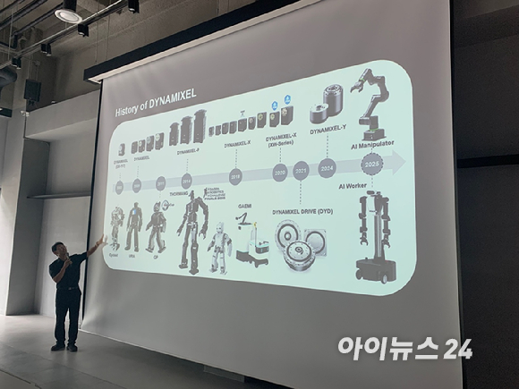 표윤석 로보티즈 이사가 지난 14일 서울 마곡 로보티즈 캠퍼스에서 개최된 '피지컬AI 워크숍'에서 발표를 진행하고 있다. [사진=이한얼 기자]