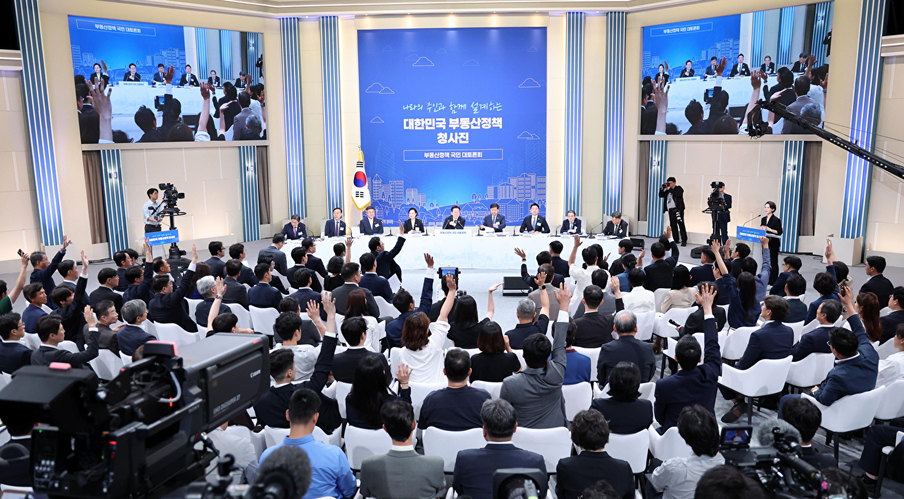 이재명 대통령이 23일 서울 여의도 KBS 별관에서 열린 부동산정책 국민 대토론회에서 참석자들에게 의견을 묻고 있다. 2026.7.23 [사진=연합뉴스]