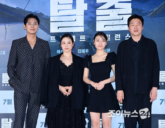 (왼쪽부터)주지훈-박희본-김태곤 감독-김수안-김희원이이 8일 오후 서울 CGV 용산아이파크몰에서 열린 영화 '탈출: 프로젝트 사일런스'(감독 김태곤) 언론시사회에 참석하고 있다. [사진=정소희 기자]