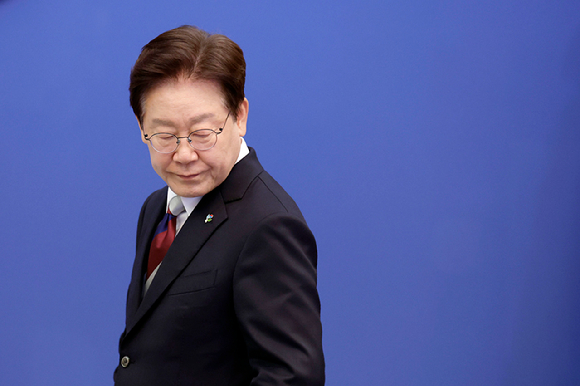 이재명 대통령이 4일 청와대에서 열린 수석보좌관회의에서 국민의례를 마친 뒤 착석하고 있다. 2026.6.4 [청와대통신사진기자단] [사진=연합뉴스]