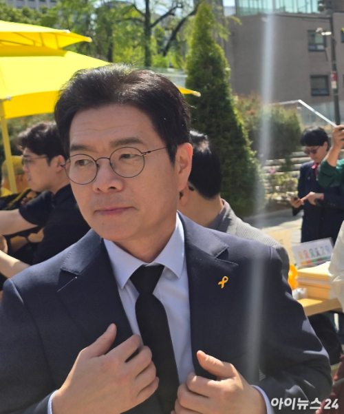 정원오 더불어민주당 서울시장 후보가 16일 서울 중구 서울시의회 본관 앞 '세월호 기억공간, 기억과 빛'을 방문해 추모를 마친 뒤 자리를 떠나고 있다. [사진=김한빈 기자]