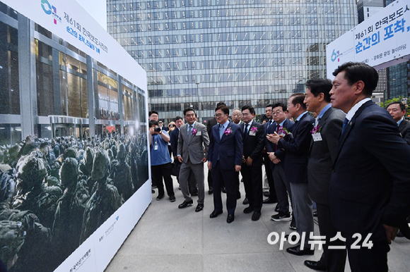 21일 서울 종로구 광화문 광장에서 열린 제61회 한국보도사진전 '순간의 포착, 진실의 기록' 개막식에서 참석자들이 개막을 알리는 커팅식을 하고 있다. 왼쪽부터 유인촌 문화체육관광부 장관, 권영세 국민의힘 비상대책위원장, 이호재 한국사진기자협회장, 우원식 국회의장, 박찬대 더불어민주당 대표 직무대행 겸 원내대표, 오세훈 서울시장. [사진=사진공동취재단]