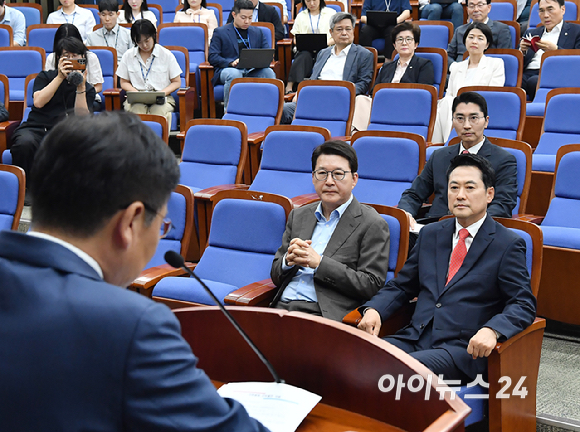 장동혁 국민의힘 당대표가 17일 서울 여의도 국회에서 열린 의원총회에서 정점식 원내대표의 발언을 경청하고 있다. [사진=곽영래 기자]
