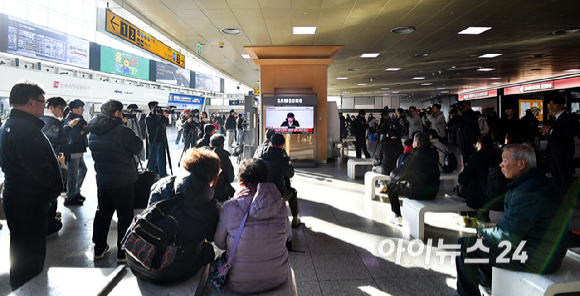 19일 오후 서울역 대합실에 설치된 TV를 통해 윤석열 전 대통령의 내란 우두머리 혐의 1심 선고가 생중계 되고 있다. 이날 재판부는 윤석열 전 대통령에게 무기징역을 선고했다. [사진=곽영래 기자]