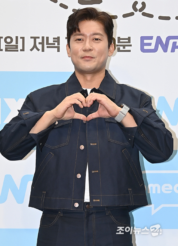 방송인 김대호가 19일 오전 서울 마포구 스탠포드호텔에서 열린 ENA 새 예능 '어디로 튈지 몰라' 제작발표회에서 포토타임을 갖고 있다. [사진=곽영래 기자]