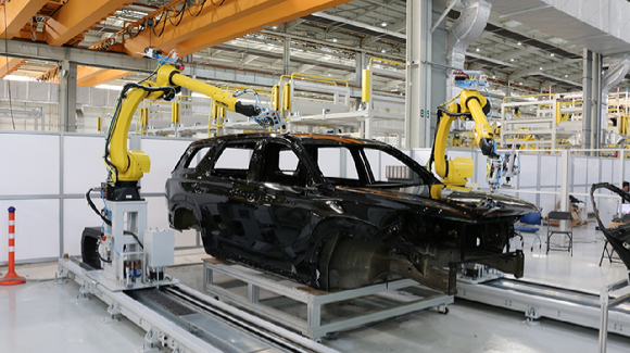 보스턴 다이나믹스의 4족 보행 로봇 'SPOT'이 공장을 자율 순찰하며 다양한 센서로 설비 상태를 실시간 모니터링하는 모습. [사진=현대자동차]