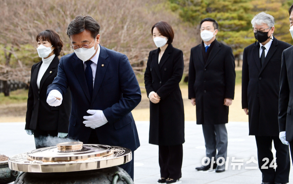 더불어민주당 윤호중 비상대책위원장 겸 원내대표가 14일 서울 현충원에서 참배를 하고 있다. [사진=국회사진취재단]