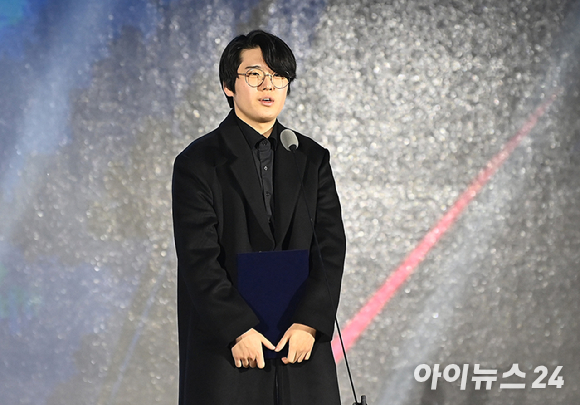 기술&middot;창작상 기획/시나리오&사운드 부분을 수상한 데브캣 김동건 대표가 12일 오후 부산 해운대구 벡스코에서 열린 '2025 대한민국 게임대상'에서 소감을 전하고 있다. [사진=곽영래 기자]