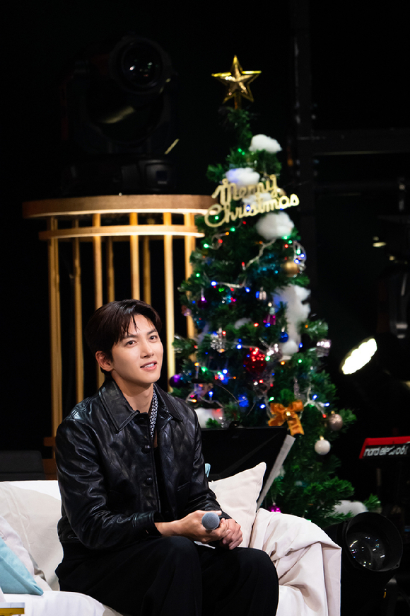 배우 지창욱이 일본 도쿄 가든 시어터(TOKYO GARDEN THEATER)에서 크리스마스이브 기념 팬미팅을 개최하고 팬들을 만나고 있다. [사진=스프링컴퍼니]