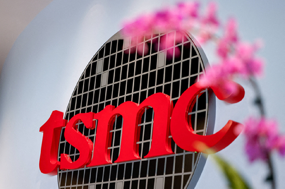 웨이저자 TSMC 회장(왼쪽)과 젠슨 황 엔비디아 최고경영자(CEO)가 2025년 11월 8일 대만 신주에서 열린 TSMC 연례 체육대회에 참석한 모습. [사진=대만 넥스트애플뉴스 홈페이지 캡처]