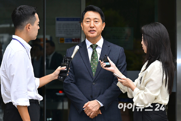 오세훈 서울시장이 22일 서울 서초구 서울중앙지방법원에서 열린 정치자금법 위반 혐의 1심 선고 공판 후 취재진의 질문에 답하고 있다. [사진=사진공동취재단]