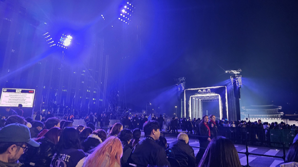 방탄소년단 'BTS 컴백 라이브: ARIRANG' 공연이 21일 오후 서울 종로구 광화문 광장에서 열리는 가운데 현장이 인파로 북적이고 있다. [사진=정지원 기자]