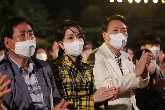 윤석열 대통령과 김건희 여사가 22일 청와대 본관 앞 대정원에서 열린 KBS 열린음악회를 찾아 공연을 관람하고 있다. [사진=대통령실 제공]