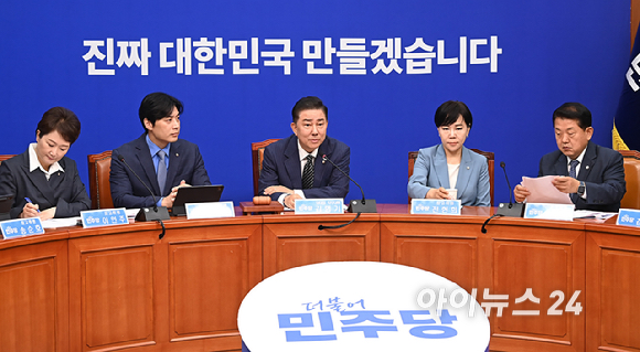 김병기 더불어민주당 대표 직무대행 겸 원내대표가 16일 오전 서울 여의도 국회에서 열린 최고위원회의를 주재하고 있다. [사진=곽영래 기자]
