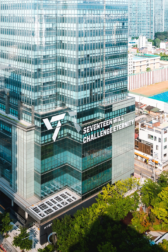 하이브 사옥 외벽에 세븐틴 공식 로고와 10주년 기념 문구가 래핑됐다. [사진=플레디스]