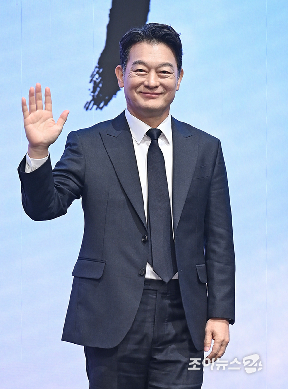 배우 조성하가 18일 오후 서울 구로구 디큐브시티 더 세인트에서 진행된 KBS 2TV 대하드라마 '문무' 제작보고회에서 포토타임을 갖고 있다. [사진=곽영래 기자]