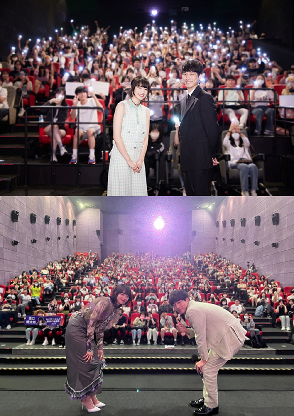 일본 배우 고마츠 나나와 사카구치 켄타로가 '남은 인생 10년' 무대인사에서 포즈를 취하고 있다. [사진=㈜디스테이션]