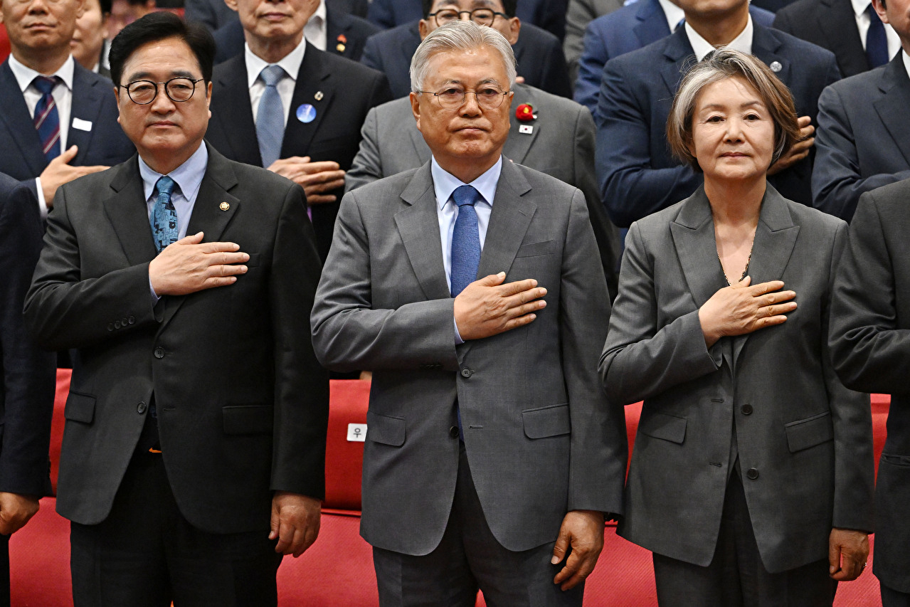 우원식 국회의장(왼쪽부터), 문재인 전 대통령과 김정숙 여사가 27일 서울 여의도 국회 의원회관에서 열린 에서 국기에 경례하고 있다. 2026.4.27 [공동취재] [사진=연합뉴스]