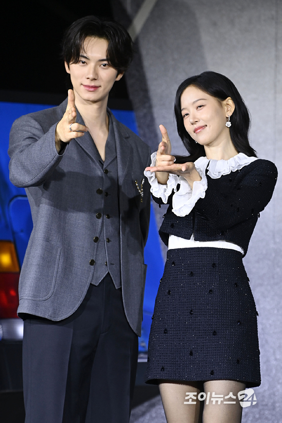 배우 이채민, 강한나가 22일 오전 서울 강남구 삼성동 웨스틴 서울 파르나스에서 열린 넷플릭스 시리즈 '캐셔로' 제작발표회에 참석해 포즈를 취하고 있다. [사진=문수지 기자]