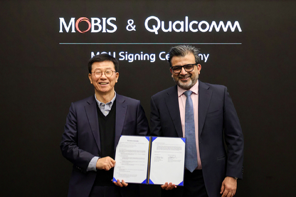 7일(현지시간) 현대모비스 부스에서 전장BU 정수경 부사장과 퀄컴 오토모티브&middot; 산업 및 임베디드&middot; IoT&middot; 로보틱스 담당 본부장인 나쿨 두갈(Nakul Duggal) 총괄부사장이 MOU를 체결하고 기념 촬영하고 있는 모습 [사진=현대모비스]