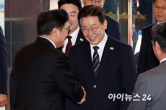 이재명 대통령이 2일 오후 서울 여의도 국회에서 2026년도 1차 추가경정예산안(추경안) 관련 시정연설을 하기 전 우원식 국회의장과 함께 사전환담을 위해 이동하고 있다. [사진=곽영래 기자]