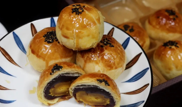 '교도소 과자'로 불리는 월병이 또 품절 사태를 빚을 정도로 인기를 끌었다. 사진은 해당 월병. [사진=바이두]