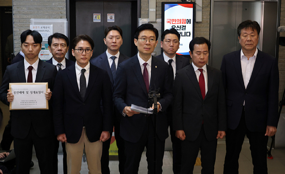 국민의힘 서울 마포갑 당협위원장인 조정훈 의원이 31일 서울 영등포구 여의도 중앙당사 로비에서 공천 헌금 의혹 관련 반박 기자회견을 하고 있다. 2026.3.31 [사진=연합뉴스]