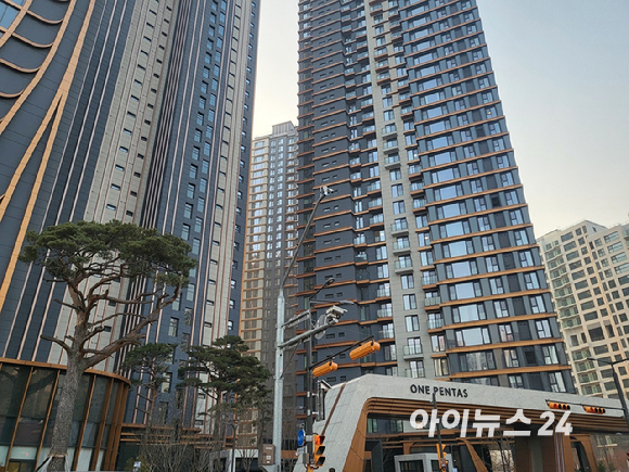 '아크로 드 서초' 인근에 위치한 서울 서초구 '래미안 원펜타스' 단지 전경. [사진=이수현 기자]