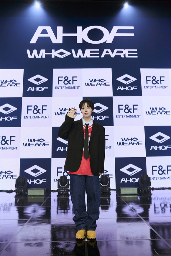 그룹 아홉(장슈아이보 박한 서정우 제이엘 스티븐 즈언 차웅기 박주원 다이스케)가 1일 서울 광진구 예스24 라이브홀에서 열린 첫 미니앨범 '후 위 아' 쇼케이스에서 포즈를 취하고 있다. [사진=F&F엔터테인먼트]