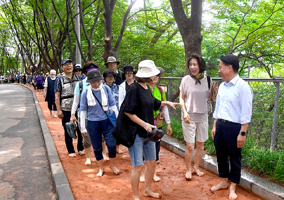 황톳길을 즐기는 서대문구 주민들. [사진=서대문구]