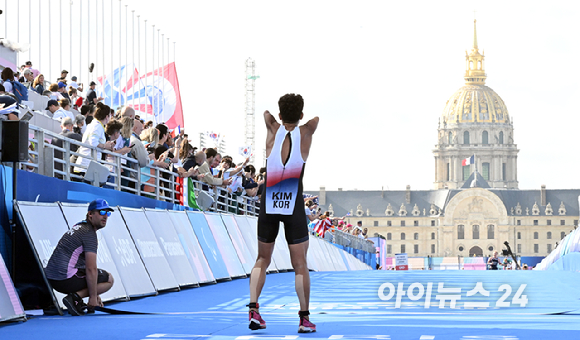 김황태가 2일(현지시간) 프랑스 파리 알렉상드로 3세 다리 인근에서 열린 2024 파리 패럴림픽 남자 트라이애슬론(철인 3종) PTS3 등급 경기에서 1시간24분01초 기록(10위)으로 결승선을 넘은 후 기뻐하고 있다. [사진=사진공동취재단]