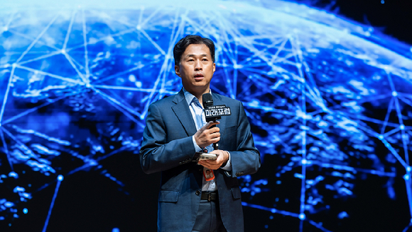 2026 SK하이닉스 미래포럼에서 인사말을 전하는 SK하이닉스 곽노정 대표이사 사장. [사진=SK하이닉스 뉴스룸]