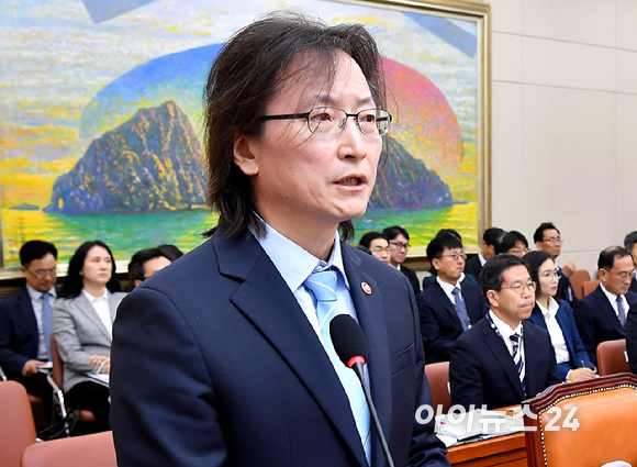 주병기 공정거래위원장이 12일 서울 여의도 국회에서 열린 정무위원회의 공정위 등에 대한 국정감사에서 업무보고를 하고 있다. [사진=곽영래 기자]